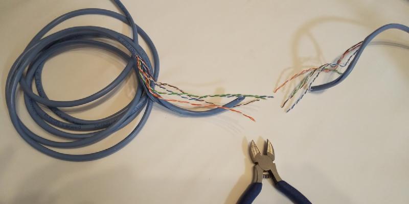 Featured image of post LANケーブルをニッパーで切断し５秒でネットワークへ侵入・盗聴できるか実験してみました